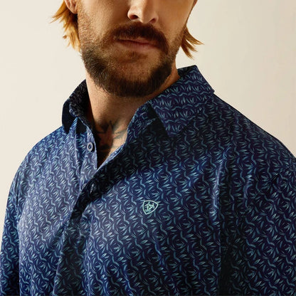 Camisa polo ajustada manga corta Ariat para caballero con estampado completo azul 10055188