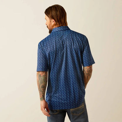 Camisa polo ajustada manga corta Ariat para caballero con estampado completo azul 10055188